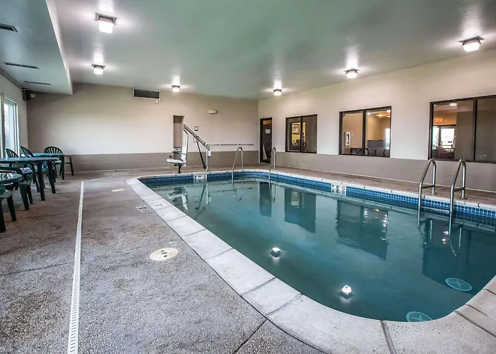 Hotel Quality & Near I-39 4*
