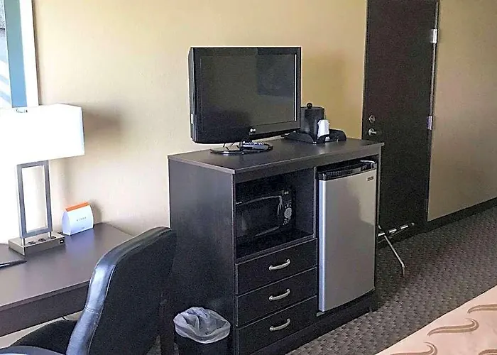 Quality & Near I-39 Hotel 4*